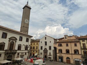 Viterbo – Torre Civica, arriva la maxi gru da 50 metri: via Roma blindata al traffico da lunedì