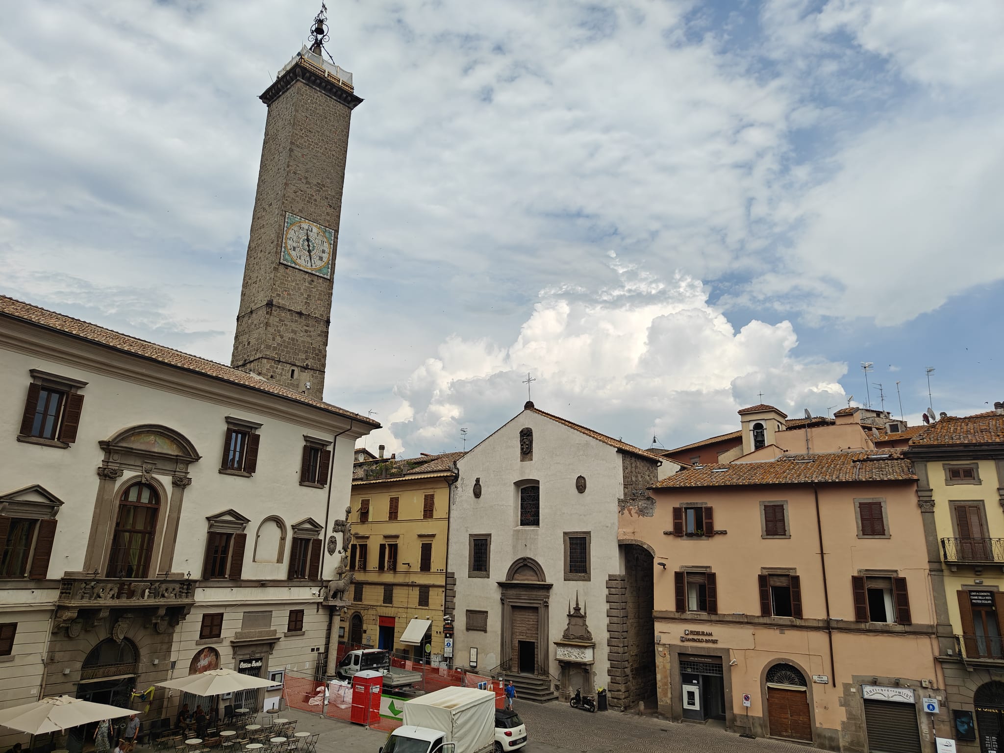 Viterbo – Torre Civica, arriva la maxi gru da 50 metri: via Roma blindata al traffico da lunedì