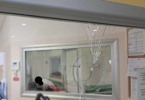 Civitavecchia, raptus in pronto soccorso: danneggia tv, vetro e pareti della sala d’attesa