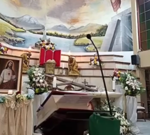 Tragedia in Ecuador durante la messa in diretta: crocifisso si stacca dalla parete e colpisce a morte il parroco (VIDEO)