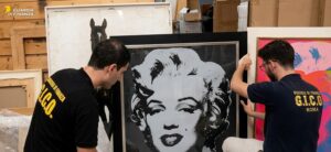 Truffava calciatori e vip con lo “schema Ponzi”: maxi sequestro da oltre 9 milioni agli eredi dell’ex broker. Nel tesoro case a Miami e quadri di Warhol
